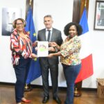 La Présidente du CESECE Guyane remet officiellement au Préfet de la Guyane, le rapport sur les temps de l&rsquo;enfant.